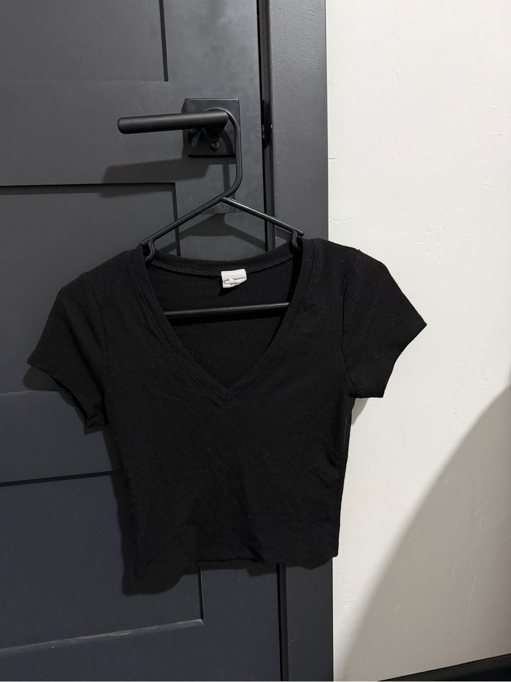 Tilly's Black Ribbed V-Neck Cropped Tee